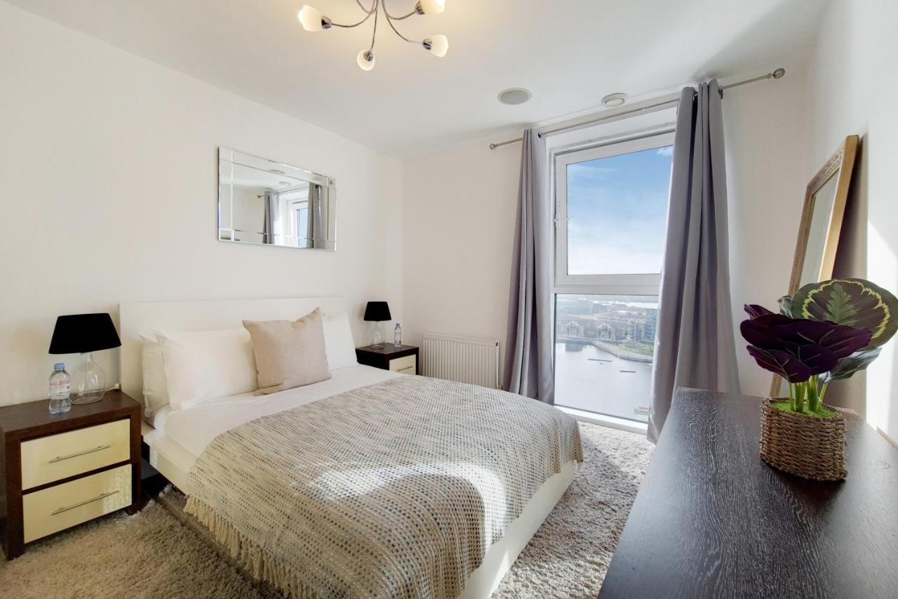 Deluxe Three Bedroom Apartment By London Excel Stays Exterior foto